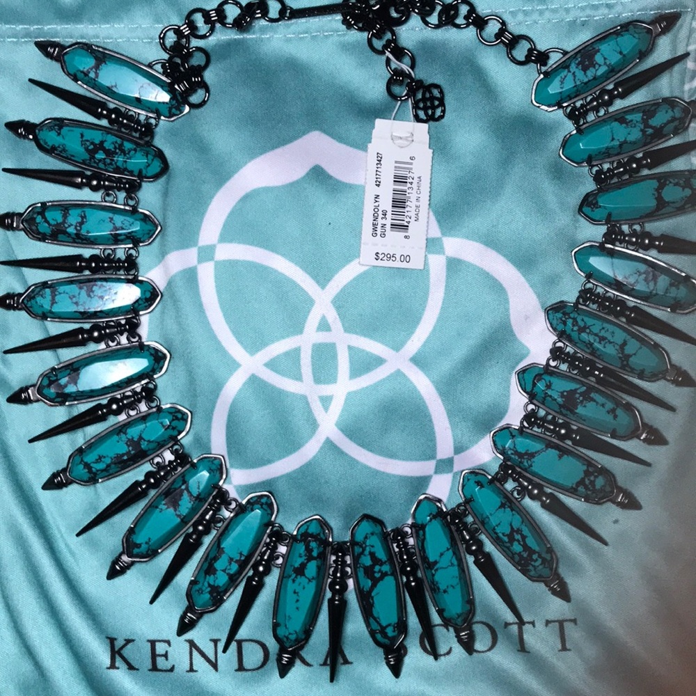 Kendra Scott Gwendolyn necklace .